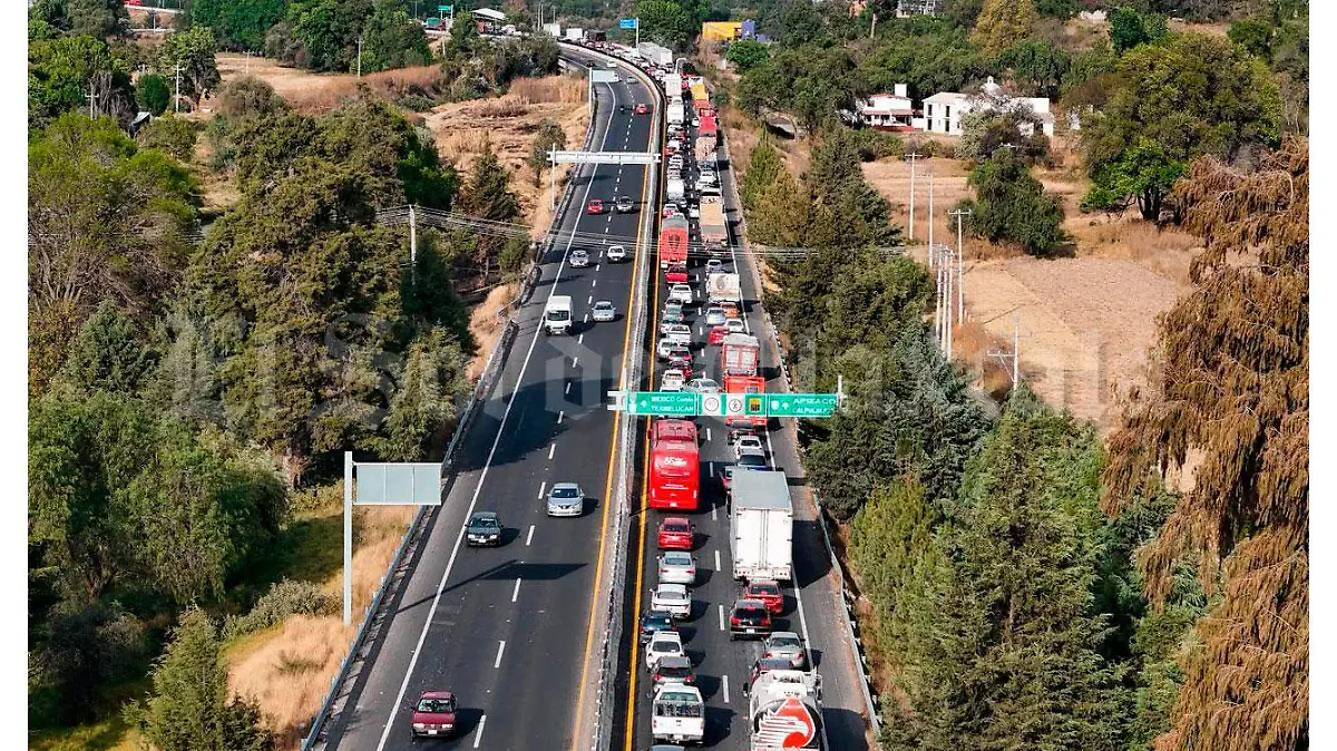 Volcadura-de-pipa-y-derrame-de-gasolina-provoca-alarma-(6)