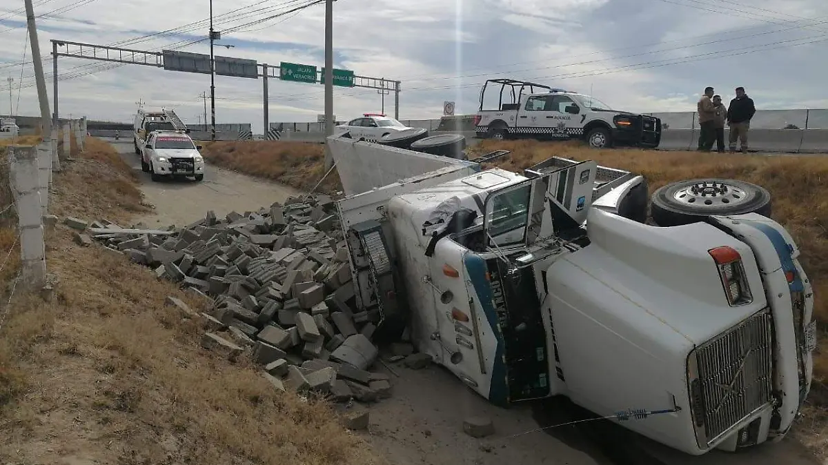 Volcadura de tractocamión en Huamantla (1)