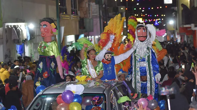 Desfile nocturno de carnaval