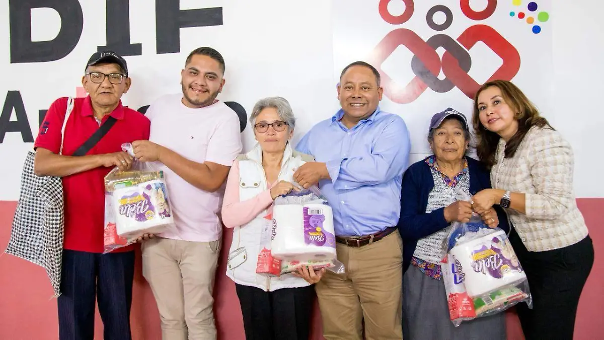 Alcalde de Apizaco entrega diversos apoyos 2