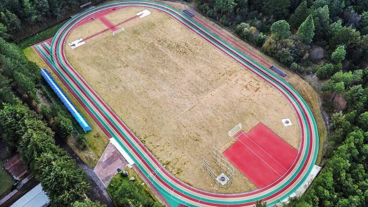 Centro Vacacional Malintzi entrega la pista de atletismo (2)