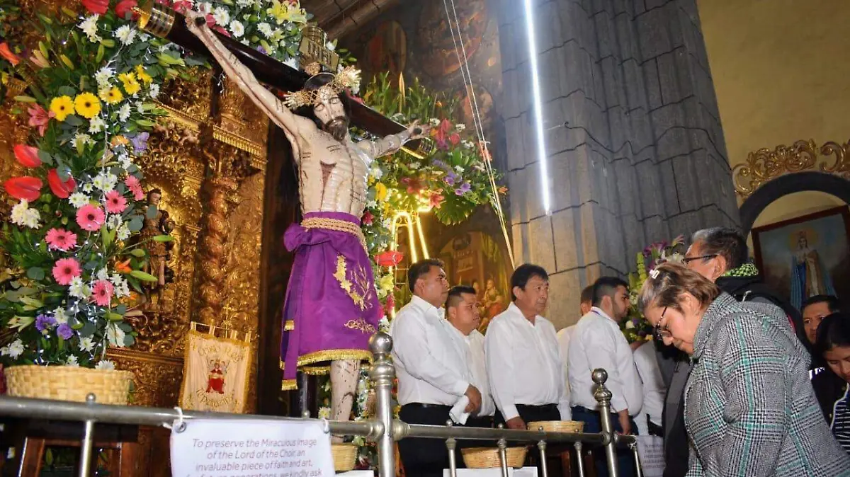 Realizan bajada del Señor del Coro (2)