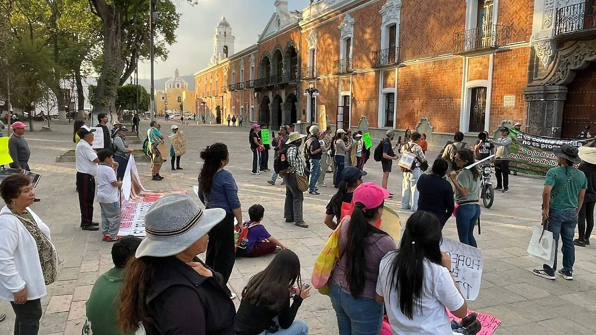 Continúan colectivas y padres de familia en resistencia (3).
