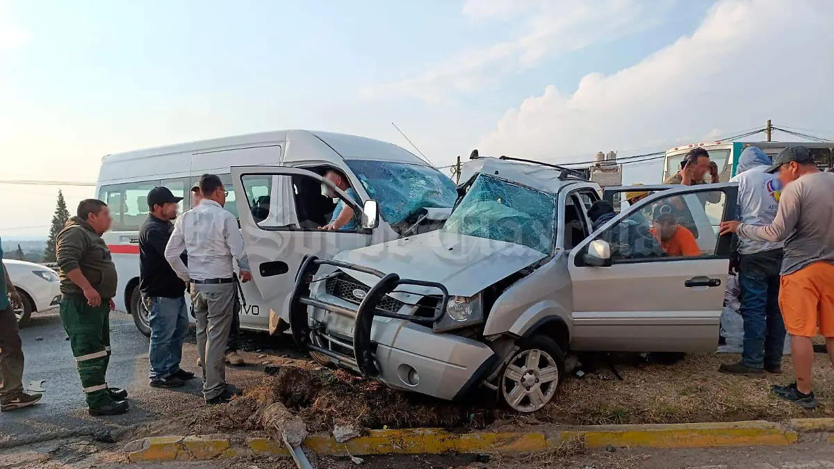Choque-frontal-en-la-Apizaco-Tlaxco-(3)