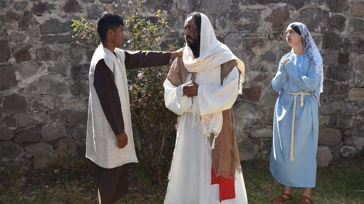 Fe y tradición toman escena con el viacrucis (2)
