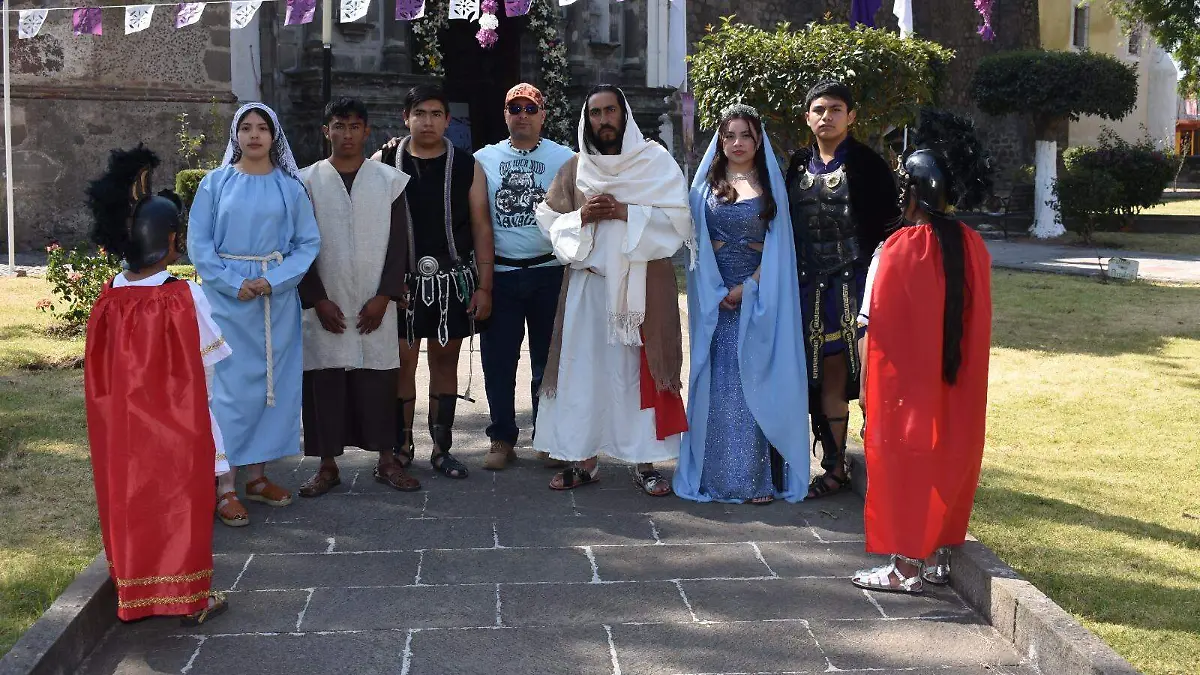 Fe y tradición toman escena con el viacrucis (4)