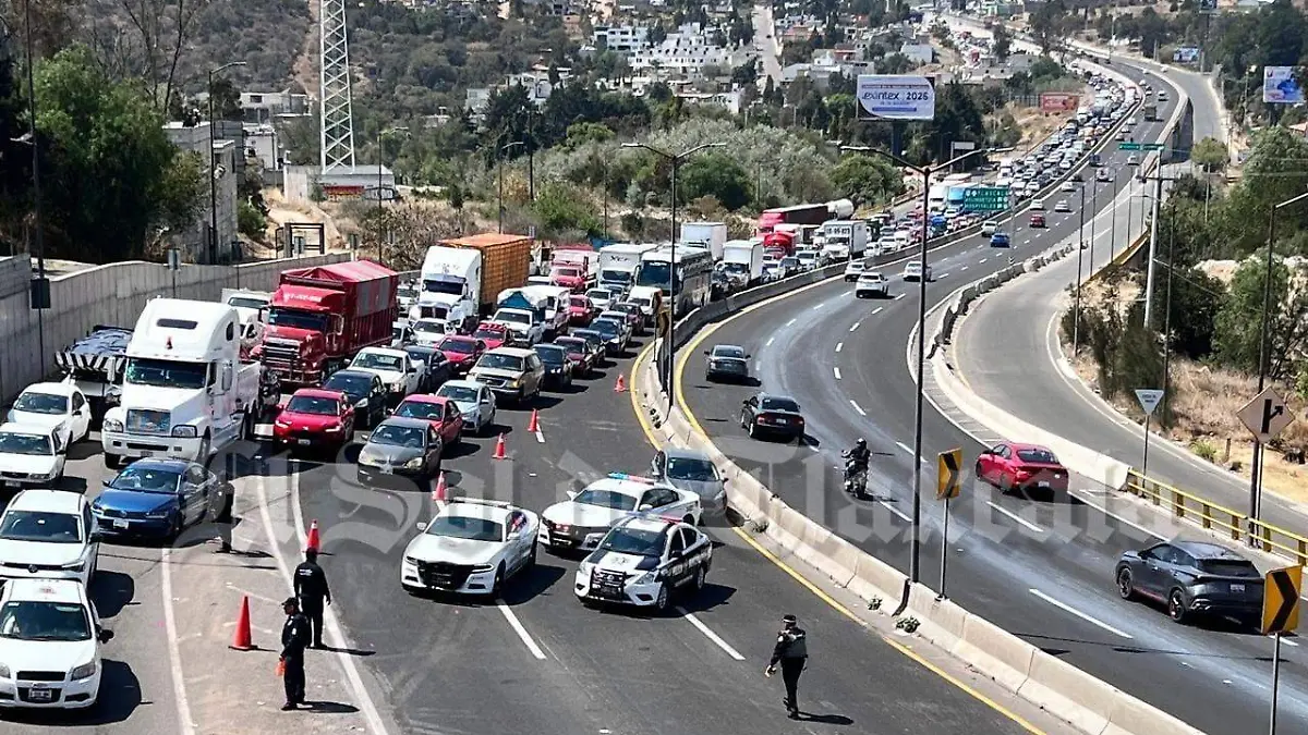 Impacta tráiler ambulancia y vuelca (2