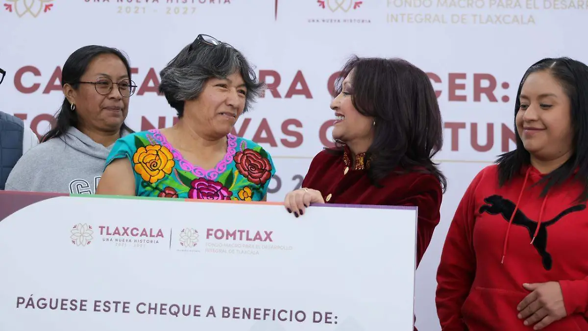 Entrega gobernadora 65 créditos del FOMTLAX (1)