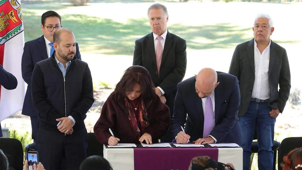 Firman gobierno estatal e industria textil convenio (2)