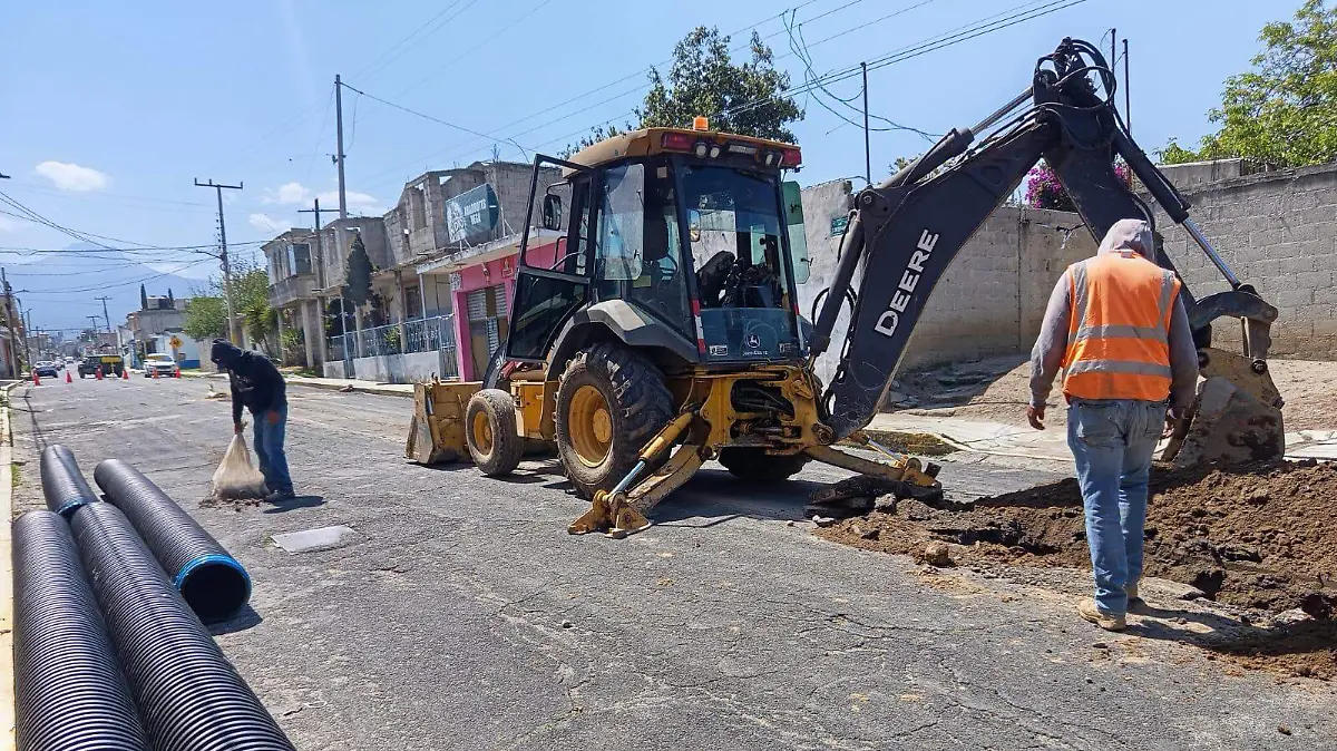 Rehabilitan redes de agua y drenaje en Cuahuixmatlac