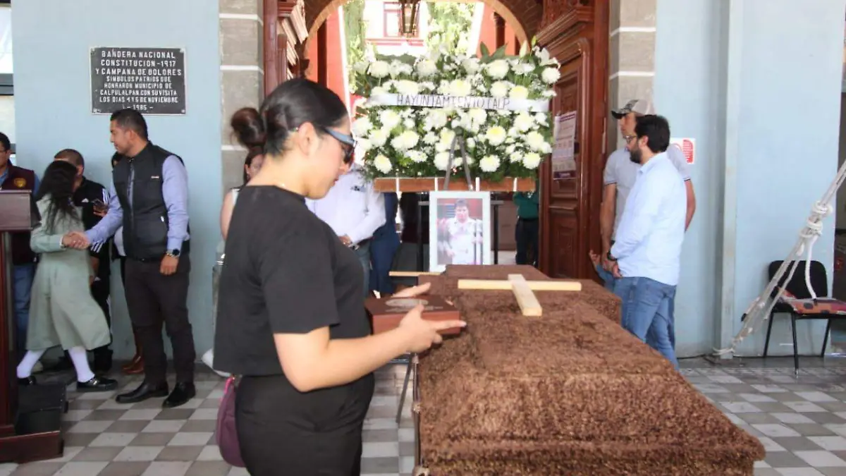 Despiden con aplausos al reportero Manuel Morales (3)