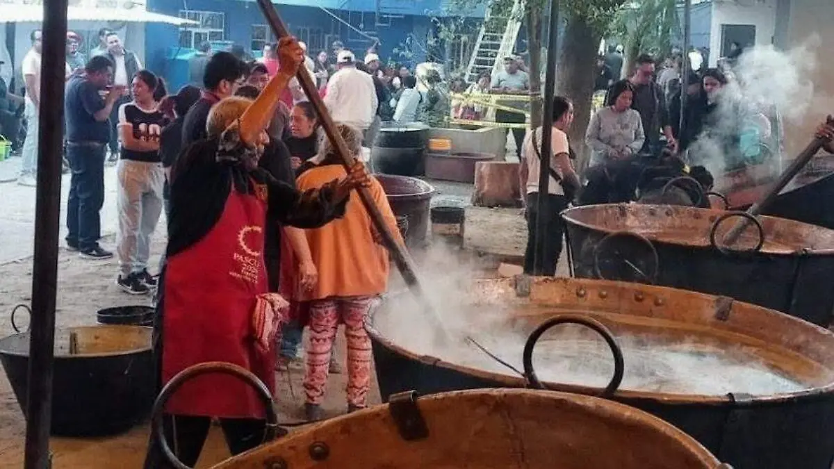 Comparte Texcacoac tradición y fe con multitudinario mole prieto (2)