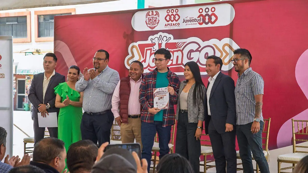 Entrega Javier Rivera primeras tarjetas
