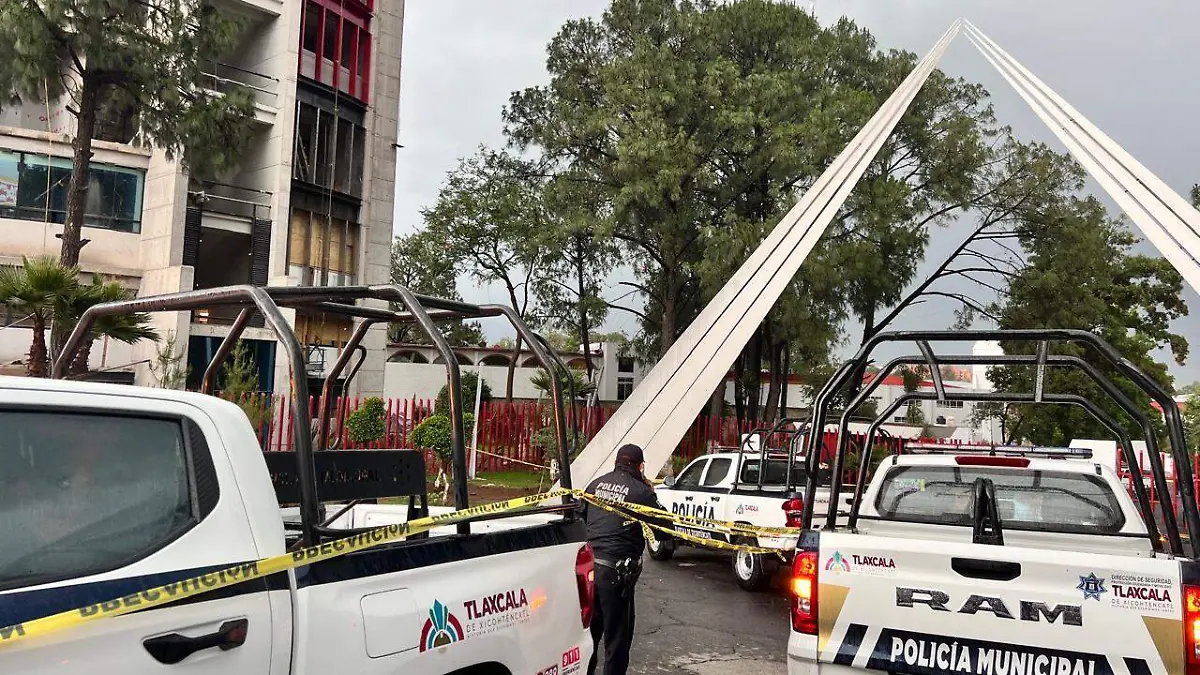 Hallan sin vida a joven hombre frente a Rectoría de la UATx (1)