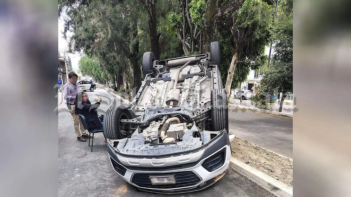 Volcadura-de-camioneta-en-blvd