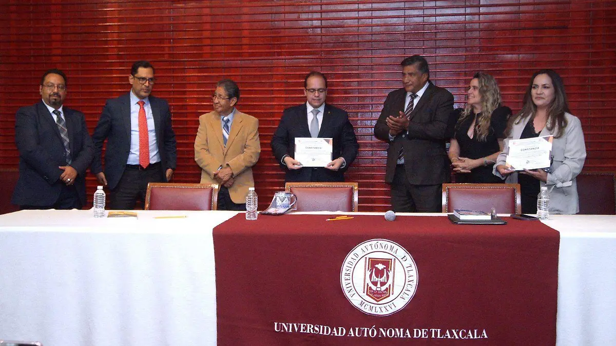 PRESENTAN LIBRO UATX (2)