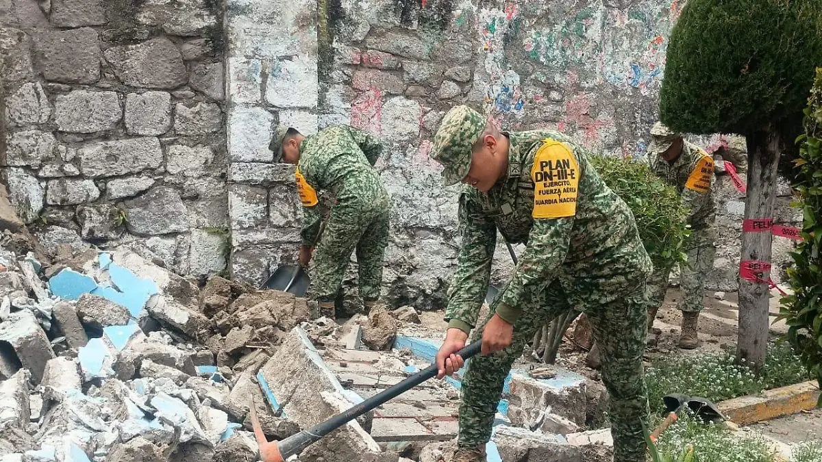 Brindan apoyo autoridades estatales y fuerzas armadas a familias afectadas de Apizaco (2)