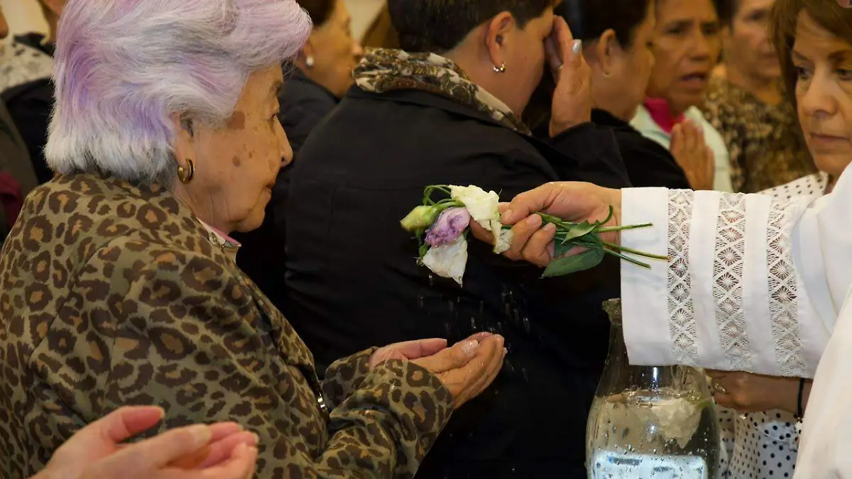 Con la bendición de manos inicia formalmente el bordado del vestido 5