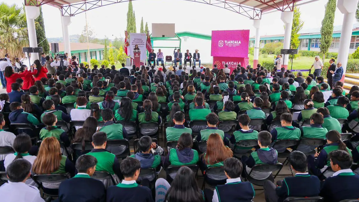 Entrega gobernadora Lorena Cuéllar nuevo centro de cómputo al Cecyte 03 (7)