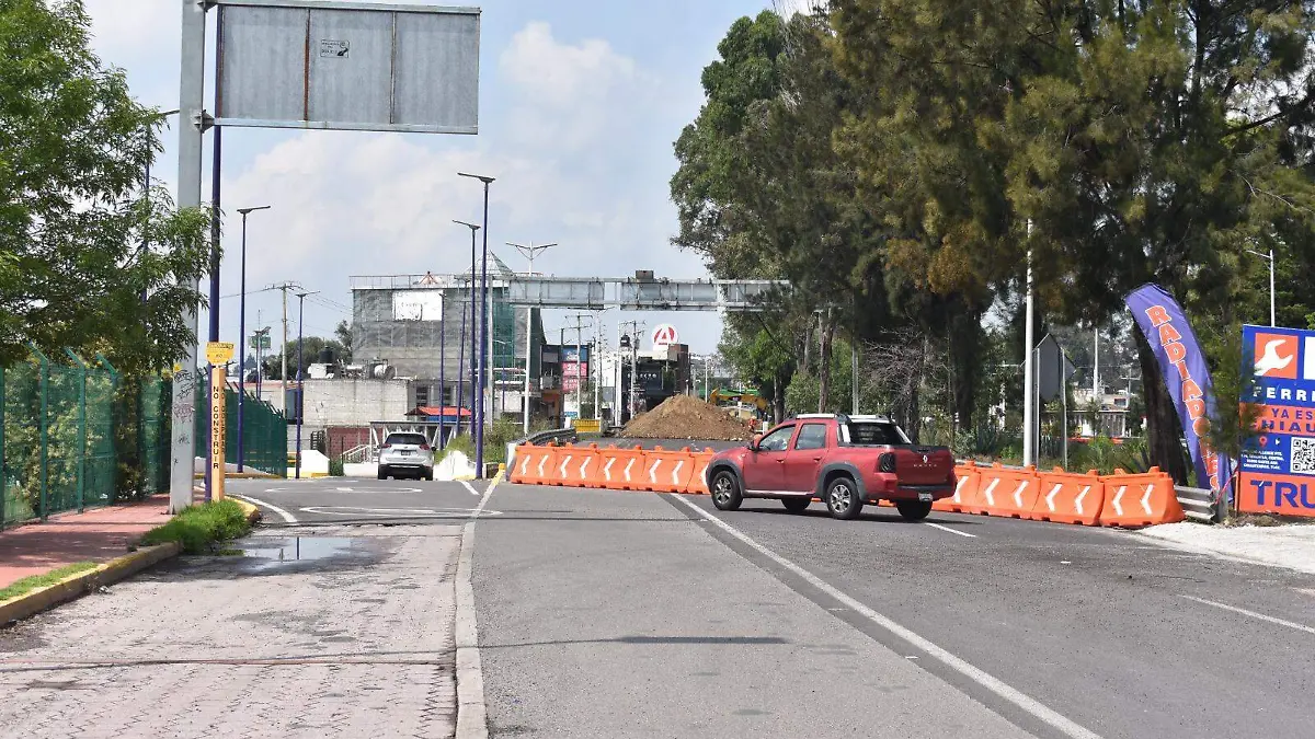 Cierran dos vialidades por obras del Distribuidor Vial