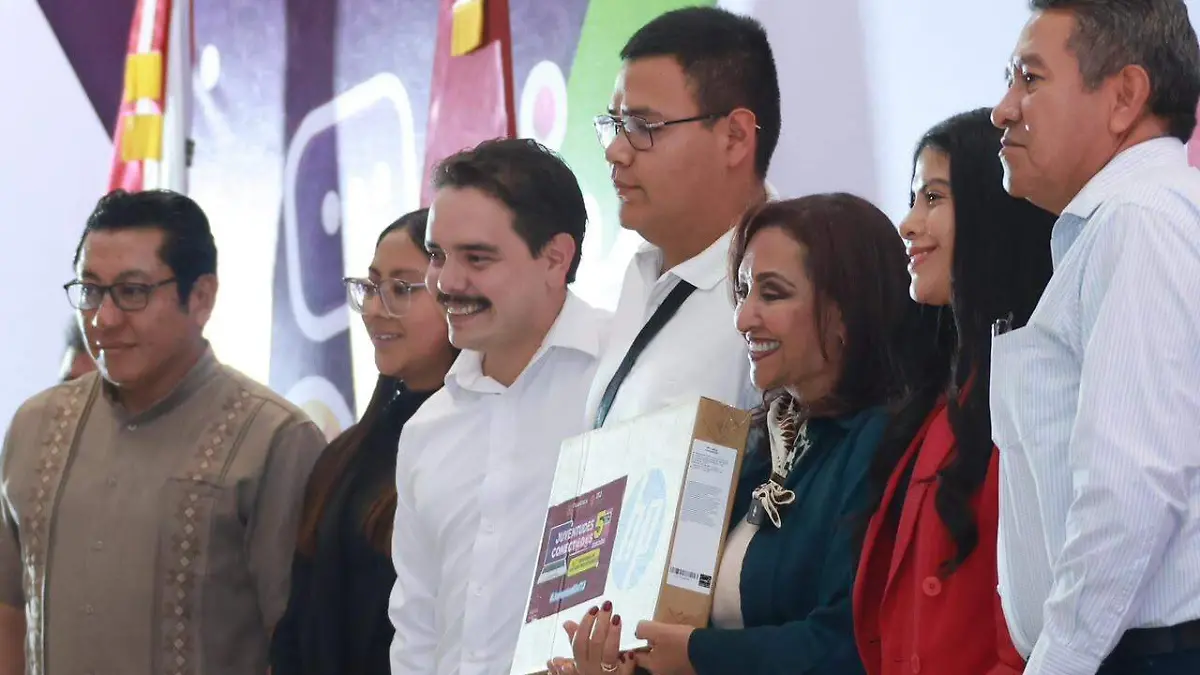 GOBERNADORA CON LOS BENEFICIARIOS