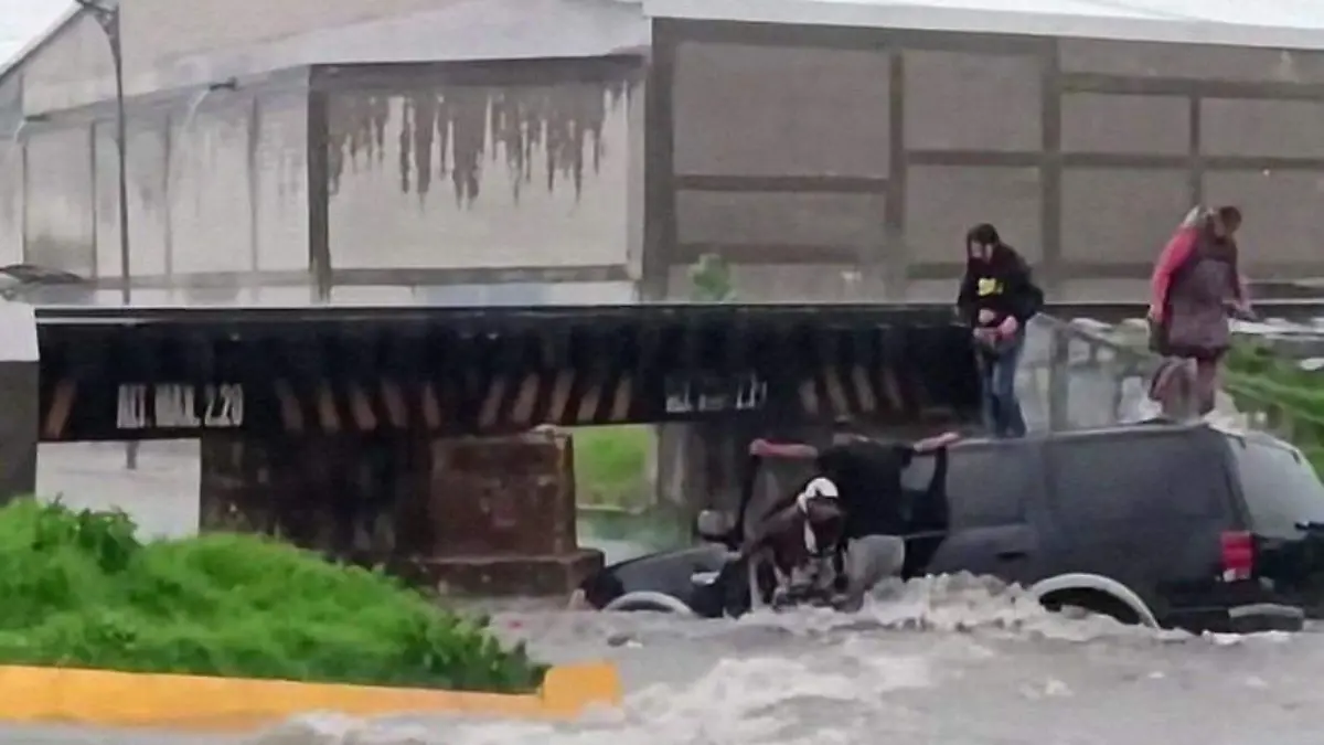 Rescatan a tres personas atrapadas por agua acumulada (2)