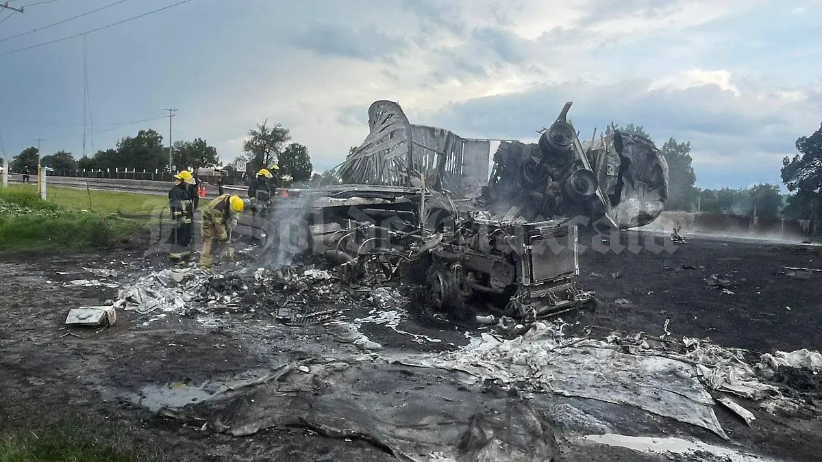 Volcadura-e-incendio-de-pipa-deja-un-muerto-y-cierre-de-la-carretera-México-Zacatepec-(6)