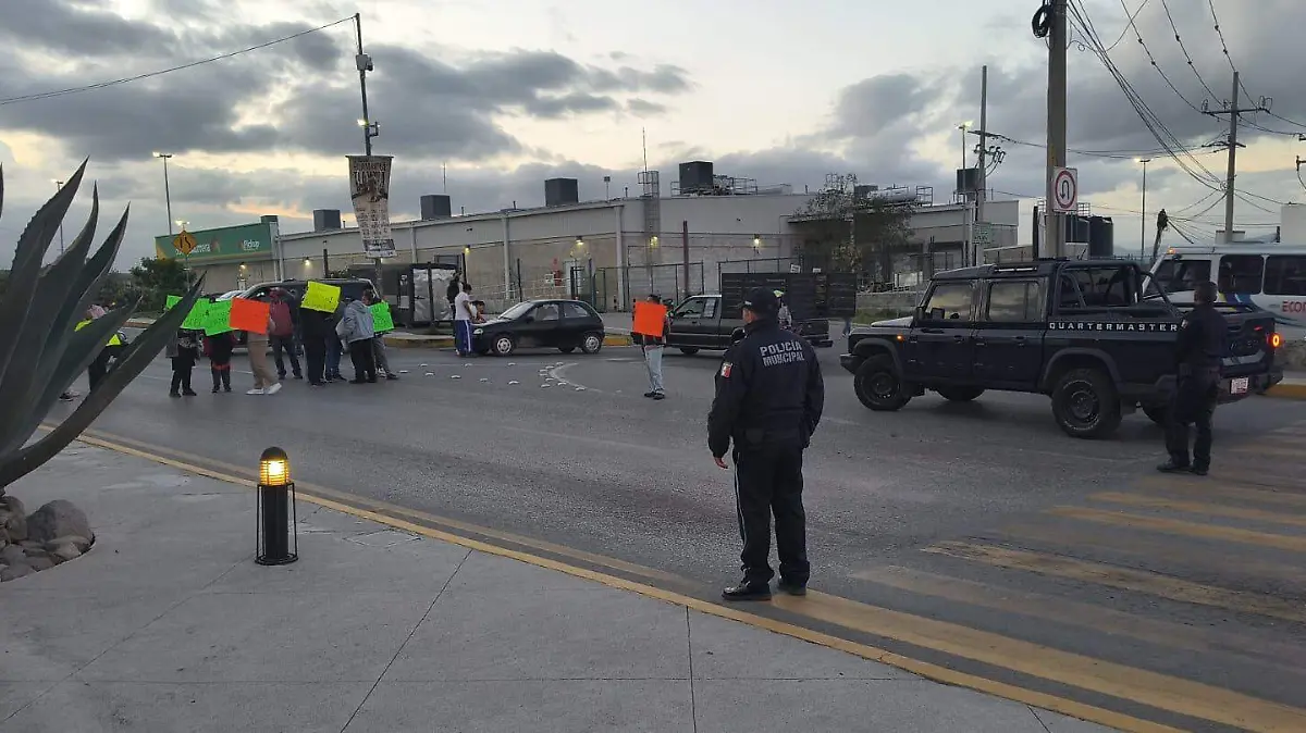 Bloquean acceso a Huamantla para exigir a la Fiscalía General de Justicia del Estado entrega del cuerpo de bebé fallecido