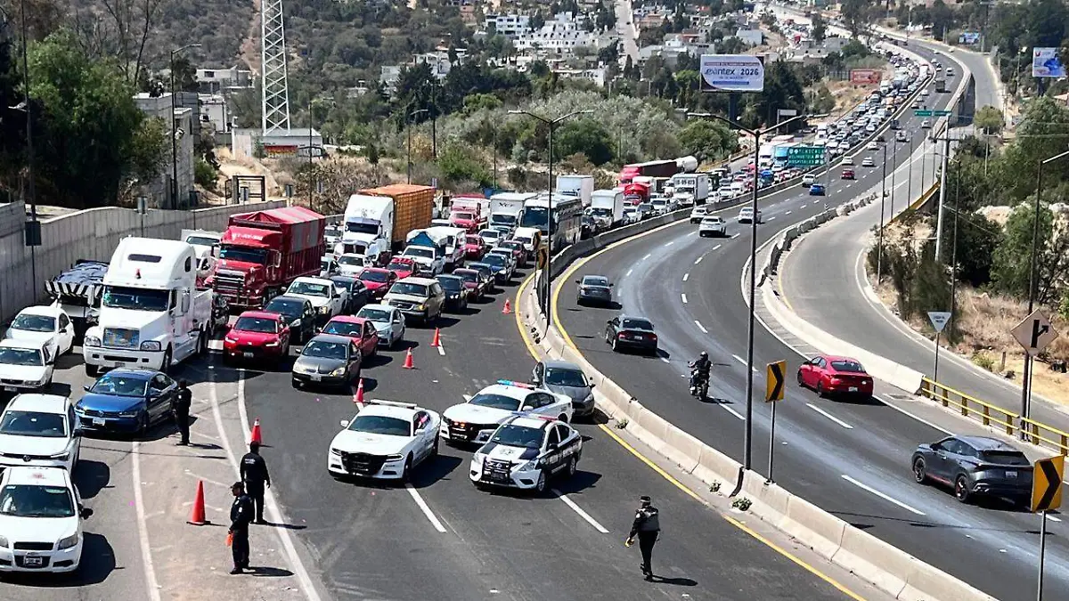 Impacta tráiler ambulancia y vuelca 5