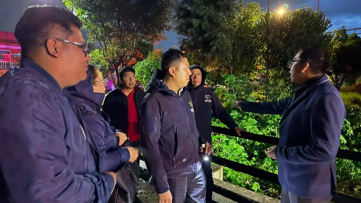 Arrastra corriente del río Tenexac vehículo con una pareja a bordo, en Papalotla (1)
