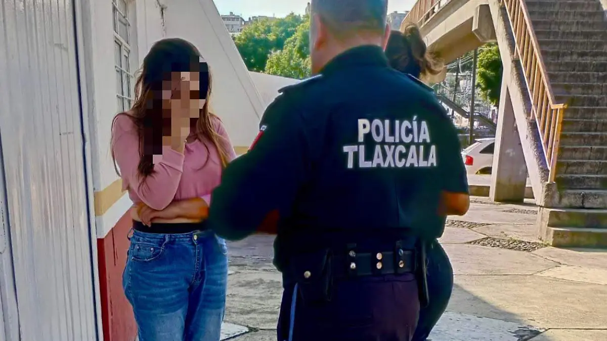 Intervención policial evita situación de riesgo para joven en puente peatonal de Tlaxcala