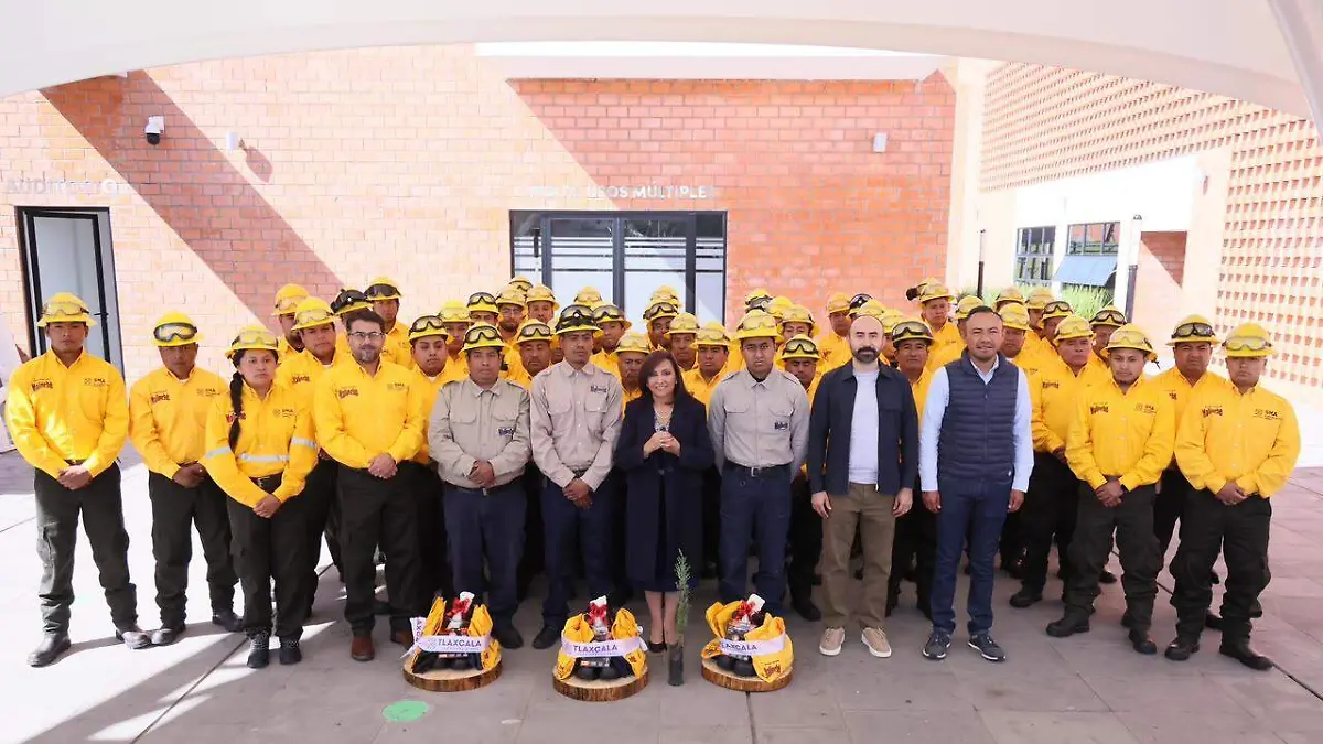 Gobernadora entrega uniformes y equipo especializado a combatientes forestales (4)