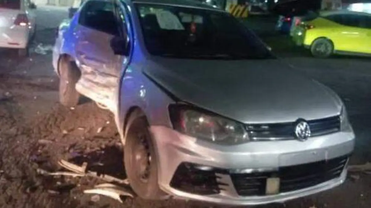 Impacta sedán a dos autos estacionados durante la madrugada del domingo en calles de Apizaco