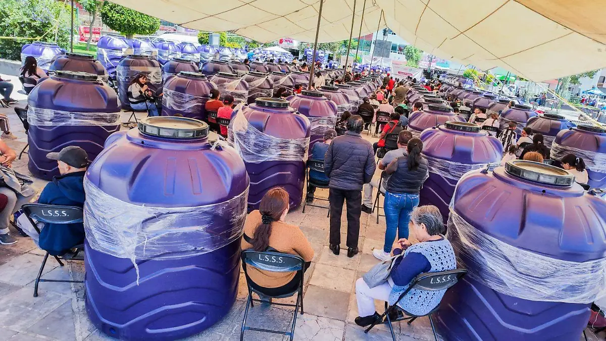 Reciben familias de Chiautempan tinacos para mejorar el almacenamiento de agua en sus hogares (3)