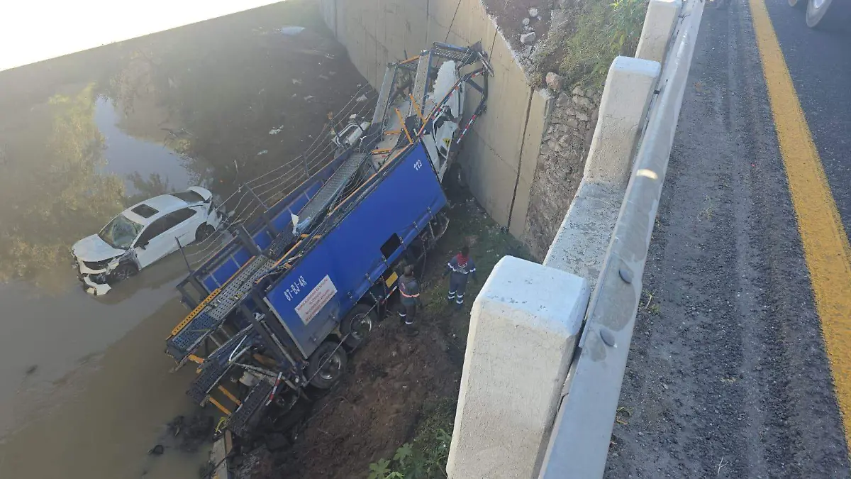 Cae tráiler nodriza de puente con ocho automóviles nuevos en el Libramiento Apizaco (1)