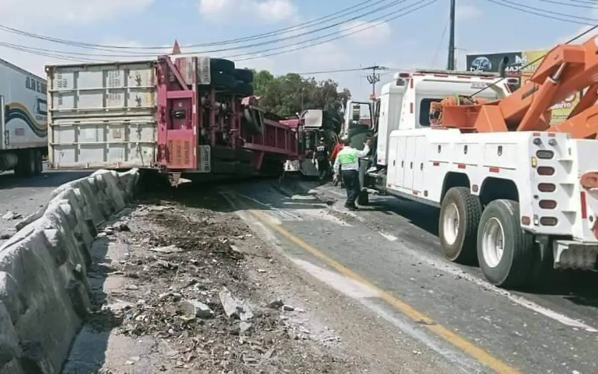 aparatosa-volcadura-de-un-trailer-en-avenida-jesus-reyes-heroles-tlalnepantla-2