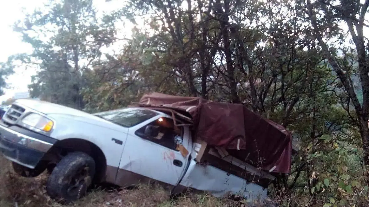 camioneta desbarrancada