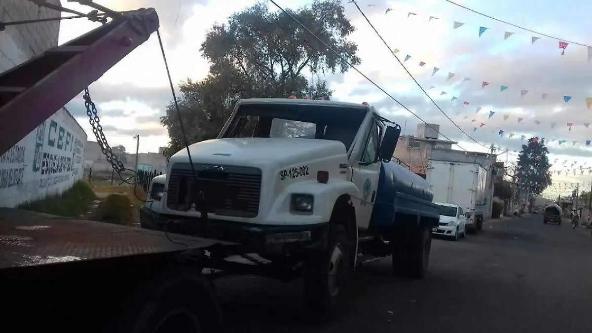 AHF-Huye-conductor-de-pipa-oficial-tras-impactar-a-un-vehículo-1