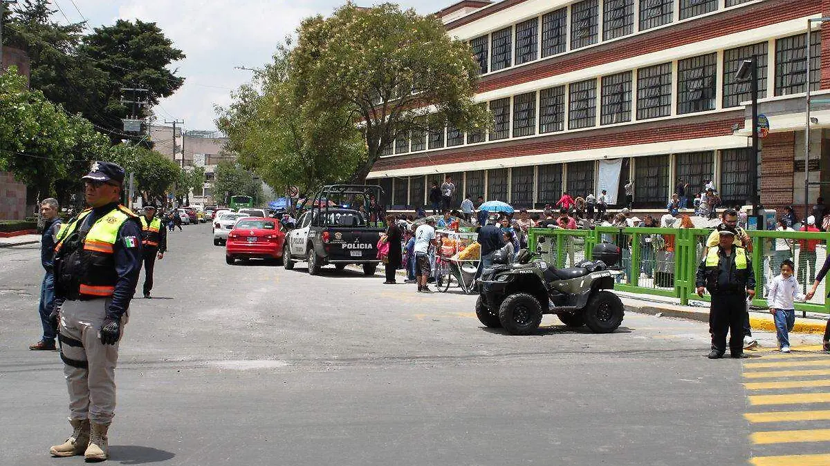 policías en escuelas