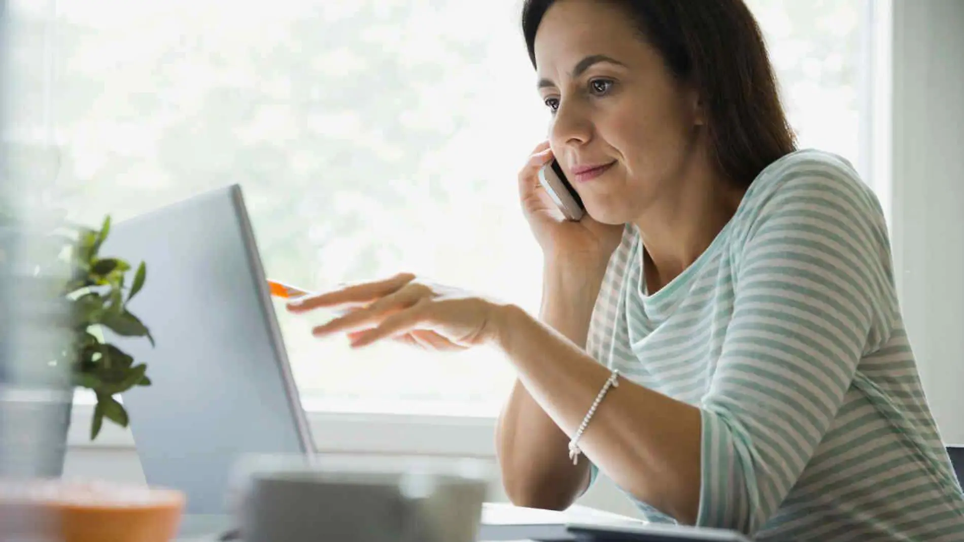 trabajo-a-distancia-teletrabajo-mujer-madura-frente-a-computadora