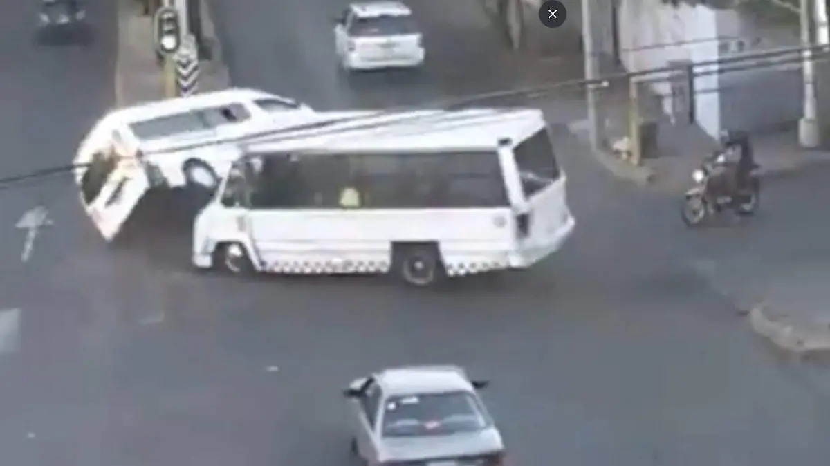 Choque autobus combi