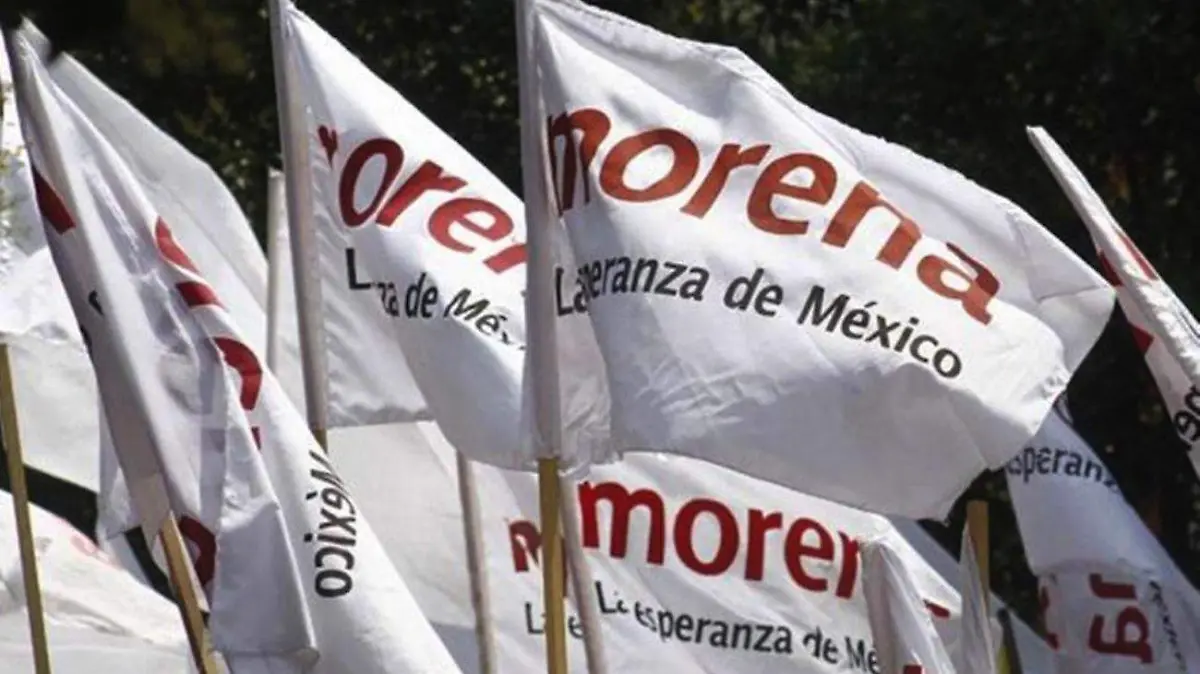 morena-banderas-fondo-balnco