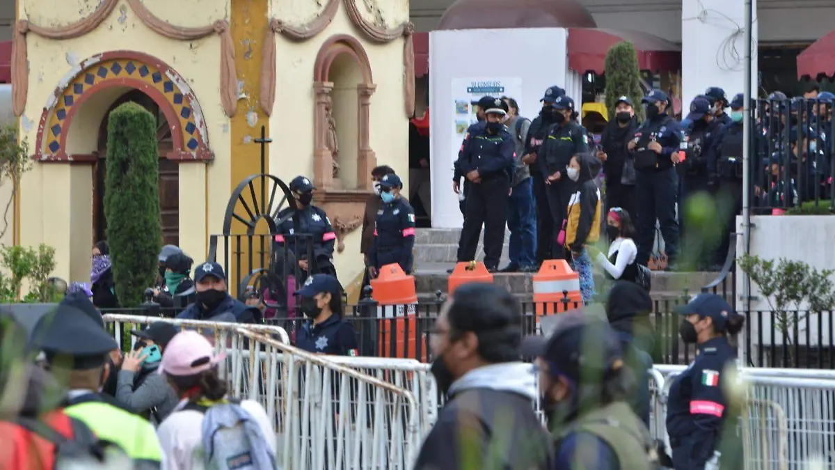 mujer policía