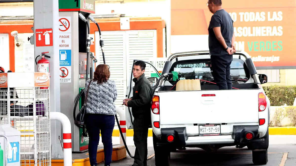 LR- PADRES Y GASOLINA0004