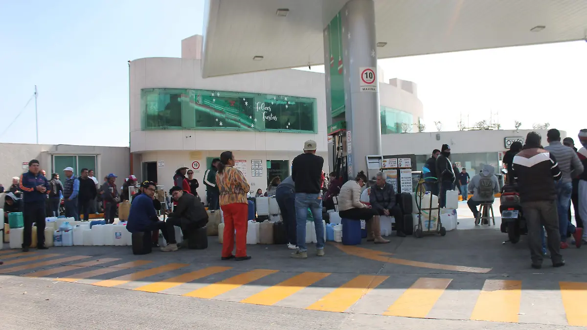 LR- PERSONAS PERCNOTAN POR CONSEGUIR COMBUSTIBLE0009