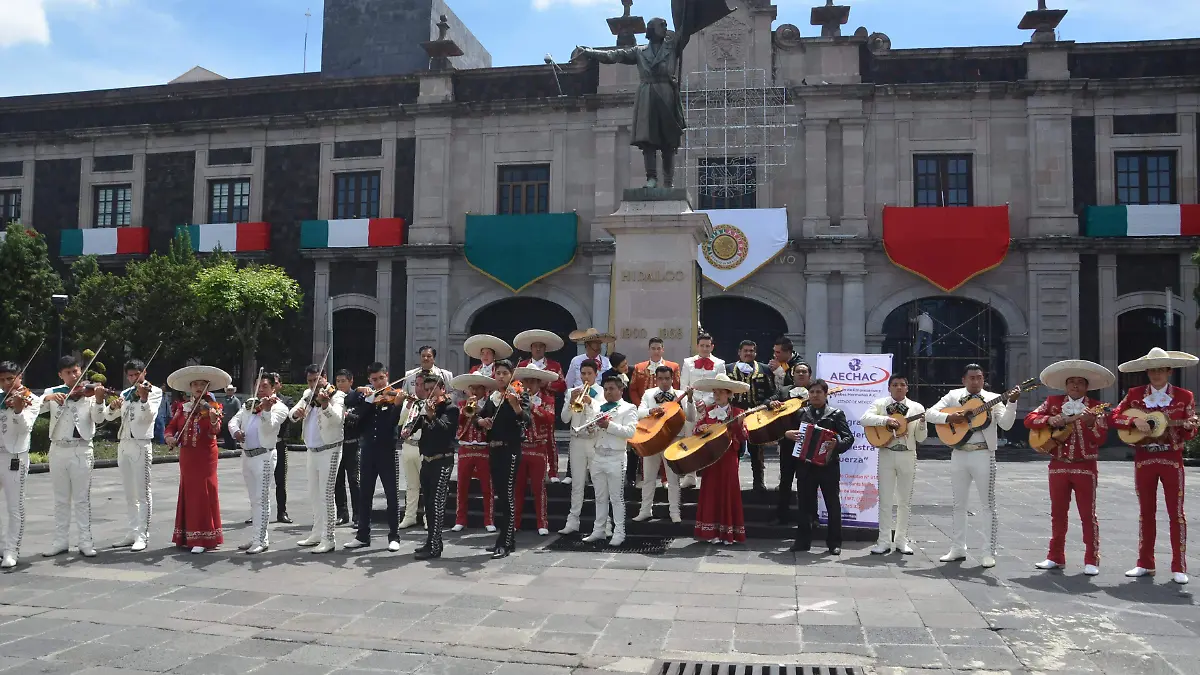 MARIACHIS