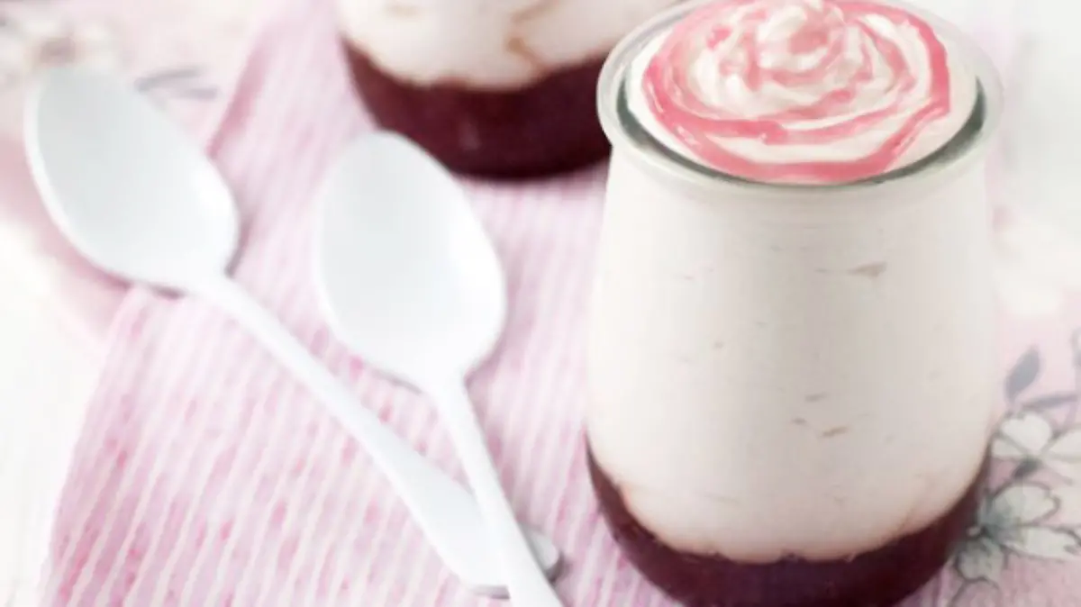 Endulza tu Navidad VASITOS DE CREMA DE QUESO Y FRESA - Cortesía de Pinterest @MaríaJosé