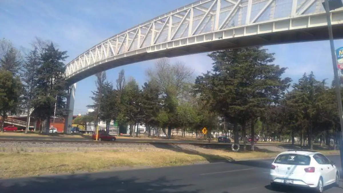 puente-peatonal-blanco-de-la-delincuencia-70095