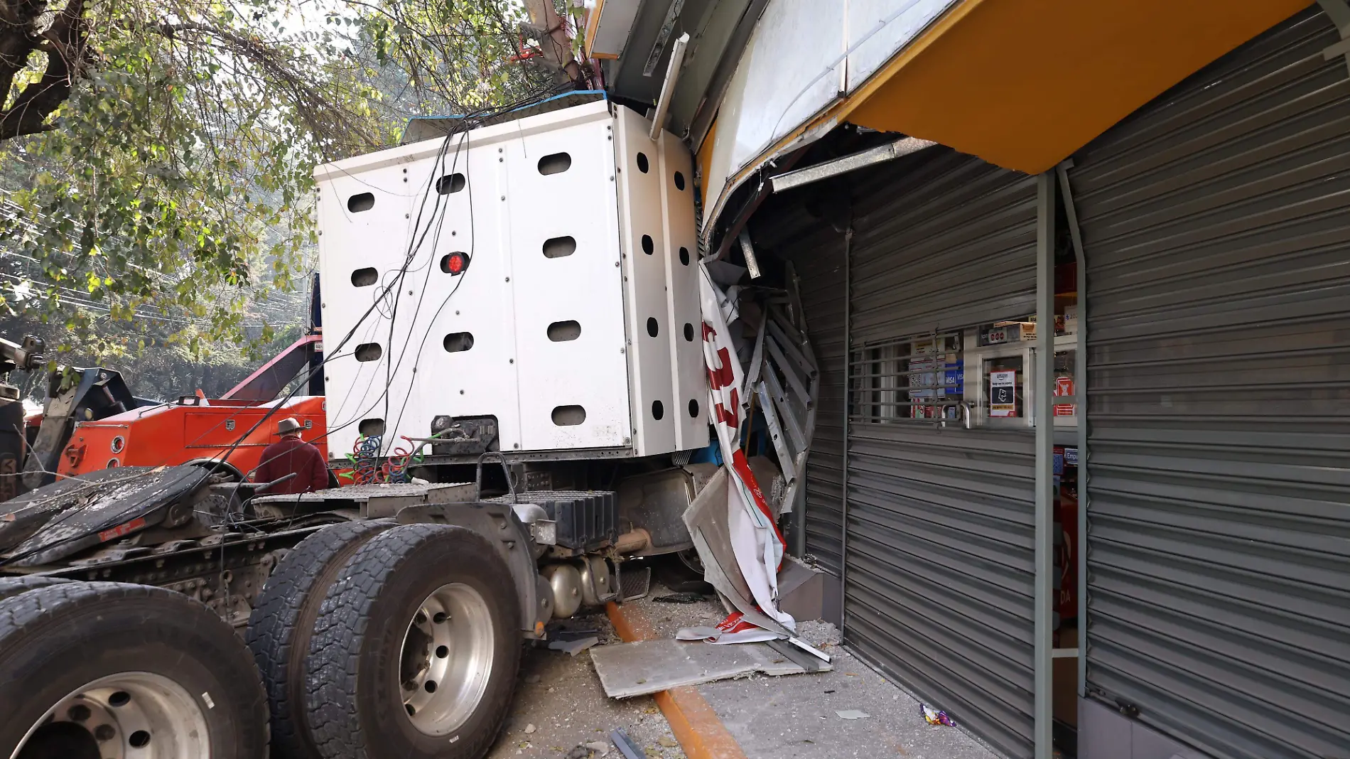 Tráiler impacta Oxxo