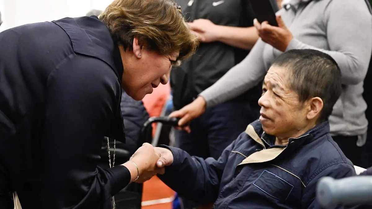 Delfina Gómez y persona con discapacidad 